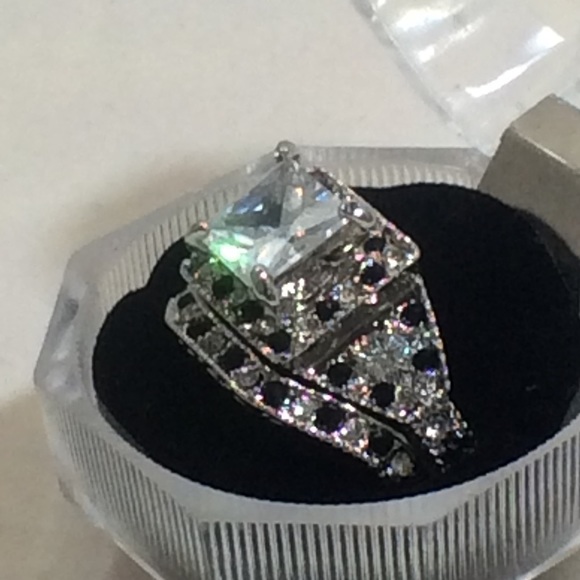 Ladies Wedding Ring Set! - Picture 3 of 9